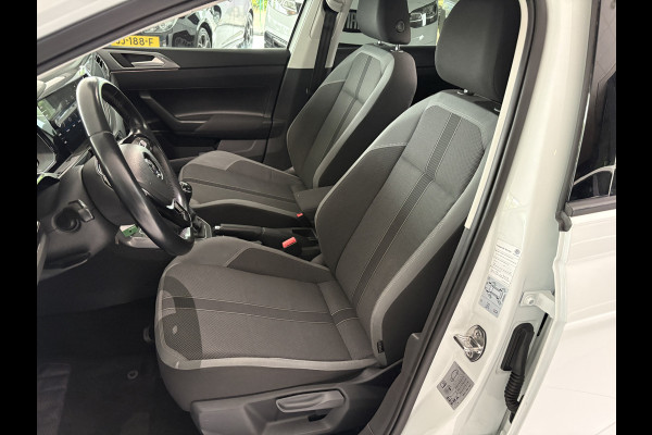 Volkswagen Polo 1.0 TSI Highline Airco - Apple carplay - Navigatie - Parkeersensoren - Parkeer assistent - Cruise control - Licht metalen velgen 16 inch - Lederen versnellingspook - Bluetooth - Led verlichting - Radio - Start/stop systeem - Stuur leder - Stuur multifunctioneel - Elektrische ramen