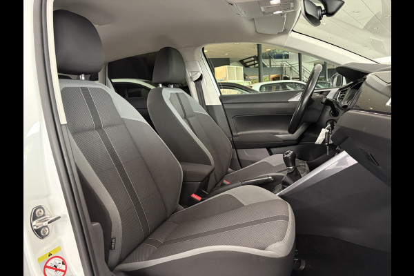 Volkswagen Polo 1.0 TSI Highline Airco - Apple carplay - Navigatie - Parkeersensoren - Parkeer assistent - Cruise control - Licht metalen velgen 16 inch - Lederen versnellingspook - Bluetooth - Led verlichting - Radio - Start/stop systeem - Stuur leder - Stuur multifunctioneel - Elektrische ramen
