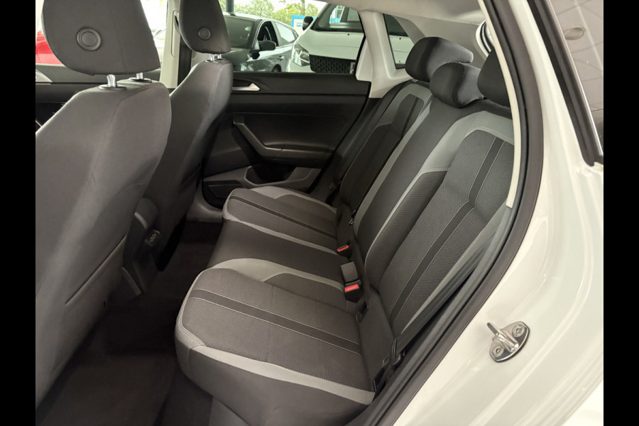 Volkswagen Polo 1.0 TSI Highline Airco - Apple carplay - Navigatie - Parkeersensoren - Parkeer assistent - Cruise control - Licht metalen velgen 16 inch - Lederen versnellingspook - Bluetooth - Led verlichting - Radio - Start/stop systeem - Stuur leder - Stuur multifunctioneel - Elektrische ramen