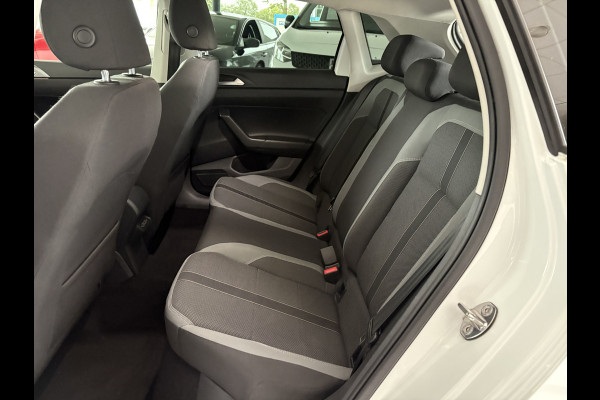 Volkswagen Polo 1.0 TSI Highline Airco - Apple carplay - Navigatie - Parkeersensoren - Parkeer assistent - Cruise control - Licht metalen velgen 16 inch - Lederen versnellingspook - Bluetooth - Led verlichting - Radio - Start/stop systeem - Stuur leder - Stuur multifunctioneel - Elektrische ramen