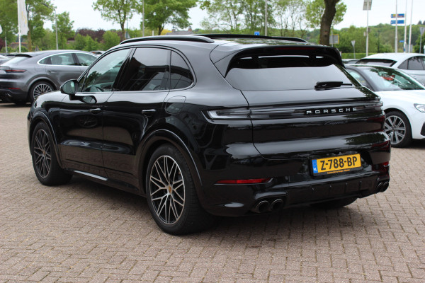 Porsche Cayenne 3.0 S E-Hybrid 519pk / Trekhaak / Panoramadak / 360Camera / Head-up / Achterasbesturing / Bose / 21'' / Luchtvering / Adaptieve Stoelen / Sportdesign+Chrono / Sportuiltaat / Stoelventilatie / Stoelverwarming 4x /