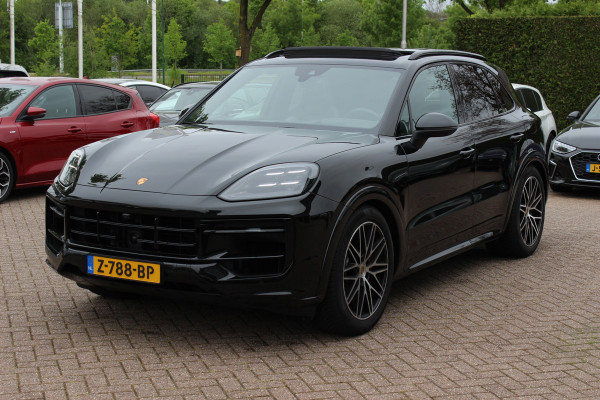 Porsche Cayenne 3.0 S E-Hybrid 519pk / Trekhaak / Panoramadak / 360Camera / Head-up / Achterasbesturing / Bose / 21'' / Luchtvering / Adaptieve Stoelen / Sportdesign+Chrono / Sportuiltaat / Stoelventilatie / Stoelverwarming 4x /