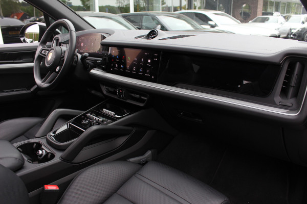 Porsche Cayenne 3.0 S E-Hybrid 519pk / Trekhaak / Panoramadak / 360Camera / Head-up / Achterasbesturing / Bose / 21'' / Luchtvering / Adaptieve Stoelen / Sportdesign+Chrono / Sportuiltaat / Stoelventilatie / Stoelverwarming 4x /