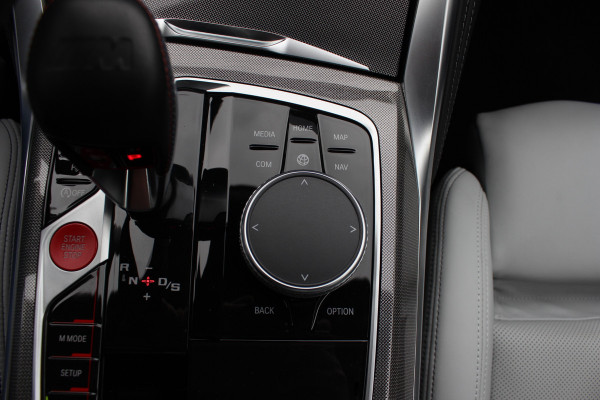 BMW 3 Serie M3 Competition / 360Camera / Carbon / Head-up / Keyless / Leder / 19'' / CarPlay / Dealer onderhouden / Stuur+Stoelverwarming / Dodehoek / DAB / ACC