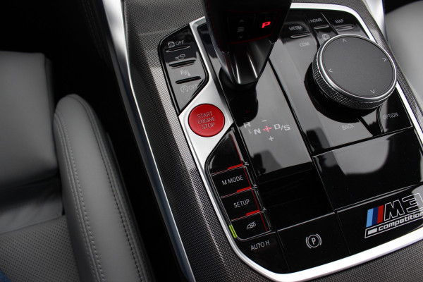 BMW 3 Serie M3 Competition / 360Camera / Carbon / Head-up / Keyless / Leder / 19'' / CarPlay / Dealer onderhouden / Stuur+Stoelverwarming / Dodehoek / DAB / ACC