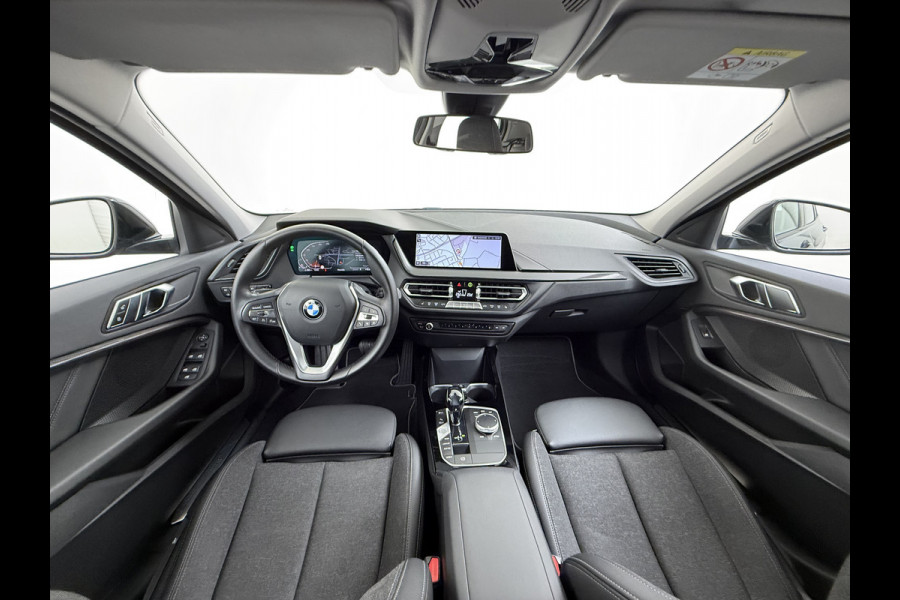 BMW 1-serie 118i AUT-7 Sport Line Apple Carplay Android Navi 1/2 Leer Live cockpit pro Shadow-line Stoelverwarming Ecc Cruise Control Pdc Bu Lmv 17" Led DAB Regen-Lichtsensor Verkeersbord detectie Rijstrooksensor Dealeronderhouden