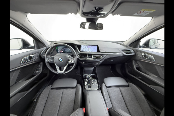 BMW 1-serie 118i AUT-7 Sport Line Apple Carplay Android Navi 1/2 Leer Live cockpit pro Shadow-line Stoelverwarming Ecc Cruise Control Pdc Bu Lmv 17" Led DAB Regen-Lichtsensor Verkeersbord detectie Rijstrooksensor Dealeronderhouden