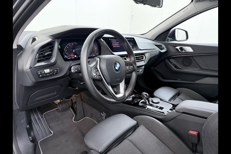 BMW 1-serie 118i AUT-7 Sport Line Apple Carplay Android Navi 1/2 Leer Live cockpit pro Shadow-line Stoelverwarming Ecc Cruise Control Pdc Bu Lmv 17" Led DAB Regen-Lichtsensor Verkeersbord detectie Rijstrooksensor Dealeronderhouden