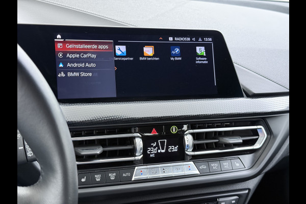 BMW 1-serie 118i AUT-7 Sport Line Apple Carplay Android Navi 1/2 Leer Live cockpit pro Shadow-line Stoelverwarming Ecc Cruise Control Pdc Bu Lmv 17" Led DAB Regen-Lichtsensor Verkeersbord detectie Rijstrooksensor Dealeronderhouden