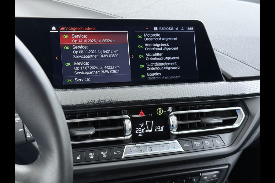 BMW 1-serie 118i AUT-7 Sport Line Apple Carplay Android Navi 1/2 Leer Live cockpit pro Shadow-line Stoelverwarming Ecc Cruise Control Pdc Bu Lmv 17" Led DAB Regen-Lichtsensor Verkeersbord detectie Rijstrooksensor Dealeronderhouden