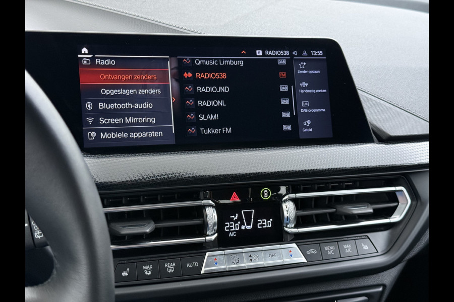 BMW 1-serie 118i AUT-7 Sport Line Apple Carplay Android Navi 1/2 Leer Live cockpit pro Shadow-line Stoelverwarming Ecc Cruise Control Pdc Bu Lmv 17" Led DAB Regen-Lichtsensor Verkeersbord detectie Rijstrooksensor Dealeronderhouden