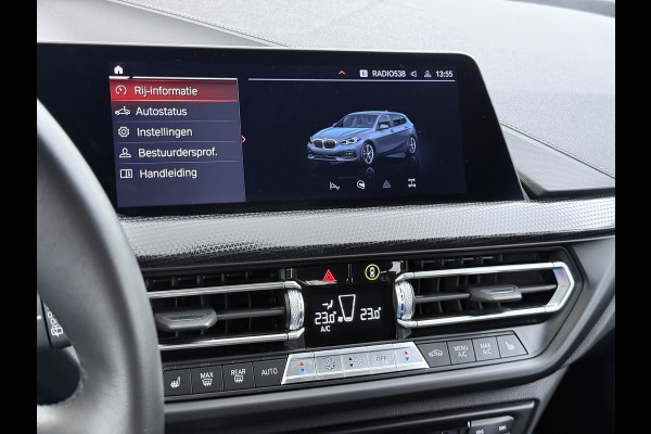 BMW 1-serie 118i AUT-7 Sport Line Apple Carplay Android Navi 1/2 Leer Live cockpit pro Shadow-line Stoelverwarming Ecc Cruise Control Pdc Bu Lmv 17" Led DAB Regen-Lichtsensor Verkeersbord detectie Rijstrooksensor Dealeronderhouden