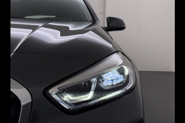 BMW 1-serie 118i AUT-7 Sport Line Apple Carplay Android Navi 1/2 Leer Live cockpit pro Shadow-line Stoelverwarming Ecc Cruise Control Pdc Bu Lmv 17" Led DAB Regen-Lichtsensor Verkeersbord detectie Rijstrooksensor Dealeronderhouden