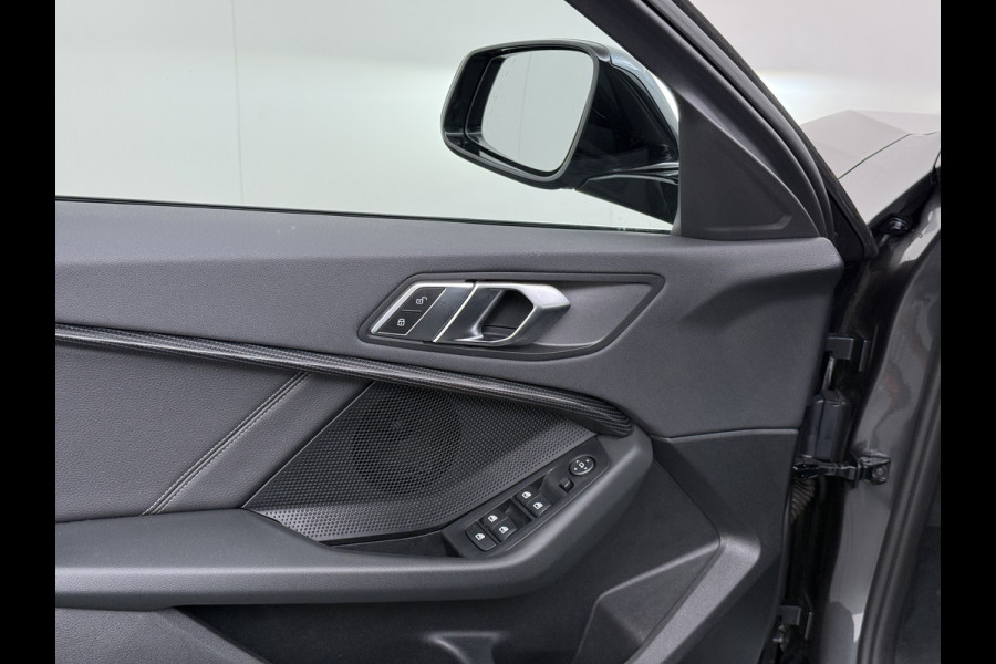BMW 1-serie 118i AUT-7 Sport Line Apple Carplay Android Navi 1/2 Leer Live cockpit pro Shadow-line Stoelverwarming Ecc Cruise Control Pdc Bu Lmv 17" Led DAB Regen-Lichtsensor Verkeersbord detectie Rijstrooksensor Dealeronderhouden