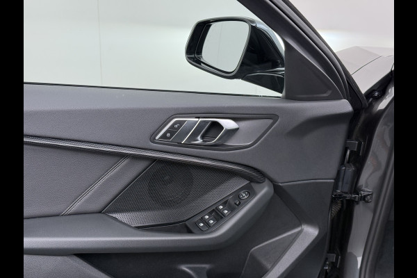 BMW 1-serie 118i AUT-7 Sport Line Apple Carplay Android Navi 1/2 Leer Live cockpit pro Shadow-line Stoelverwarming Ecc Cruise Control Pdc Bu Lmv 17" Led DAB Regen-Lichtsensor Verkeersbord detectie Rijstrooksensor Dealeronderhouden