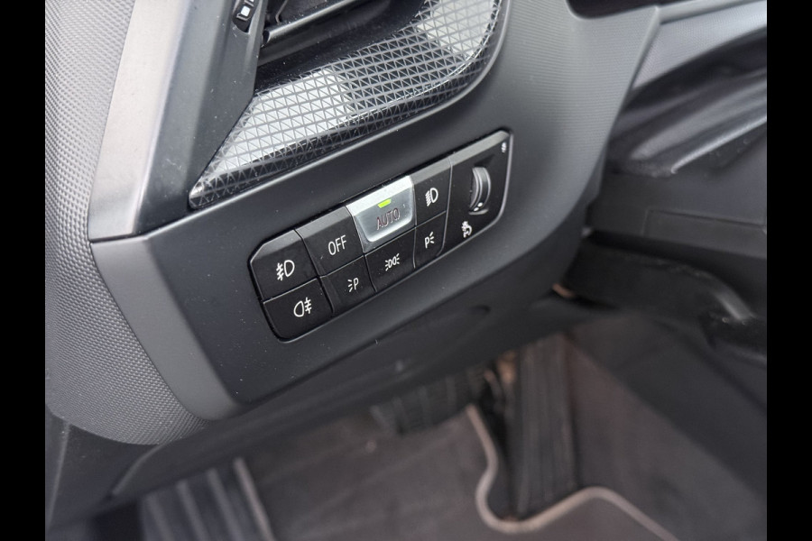 BMW 1-serie 118i AUT-7 Sport Line Apple Carplay Android Navi 1/2 Leer Live cockpit pro Shadow-line Stoelverwarming Ecc Cruise Control Pdc Bu Lmv 17" Led DAB Regen-Lichtsensor Verkeersbord detectie Rijstrooksensor Dealeronderhouden