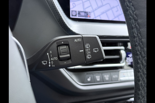 BMW 1-serie 118i AUT-7 Sport Line Apple Carplay Android Navi 1/2 Leer Live cockpit pro Shadow-line Stoelverwarming Ecc Cruise Control Pdc Bu Lmv 17" Led DAB Regen-Lichtsensor Verkeersbord detectie Rijstrooksensor Dealeronderhouden