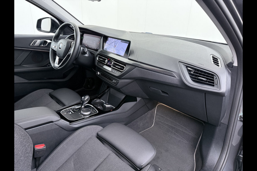 BMW 1-serie 118i AUT-7 Sport Line Apple Carplay Android Navi 1/2 Leer Live cockpit pro Shadow-line Stoelverwarming Ecc Cruise Control Pdc Bu Lmv 17" Led DAB Regen-Lichtsensor Verkeersbord detectie Rijstrooksensor Dealeronderhouden