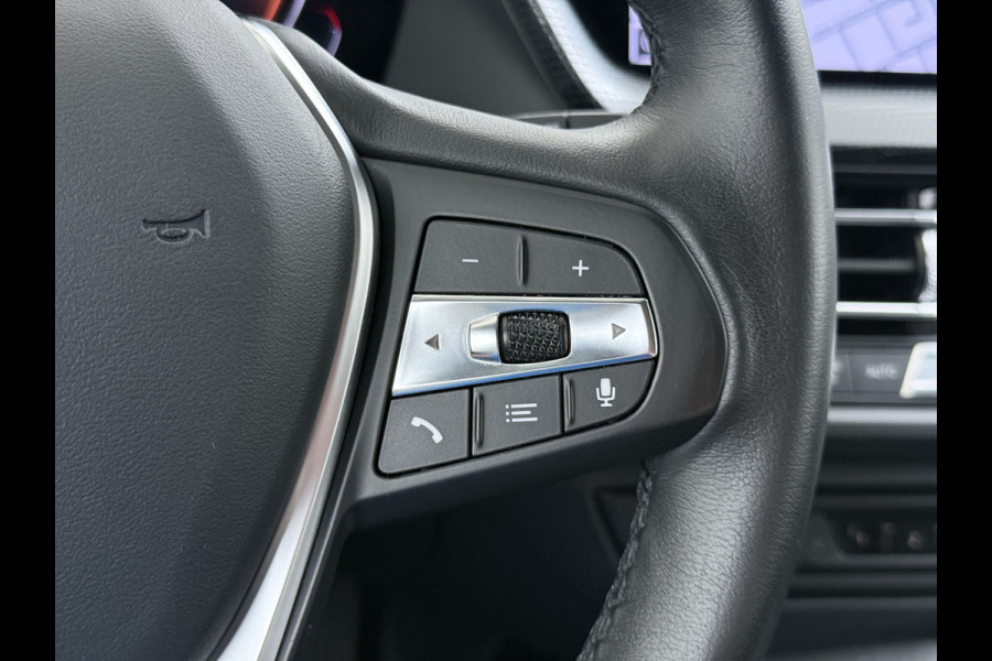 BMW 1-serie 118i AUT-7 Sport Line Apple Carplay Android Navi 1/2 Leer Live cockpit pro Shadow-line Stoelverwarming Ecc Cruise Control Pdc Bu Lmv 17" Led DAB Regen-Lichtsensor Verkeersbord detectie Rijstrooksensor Dealeronderhouden