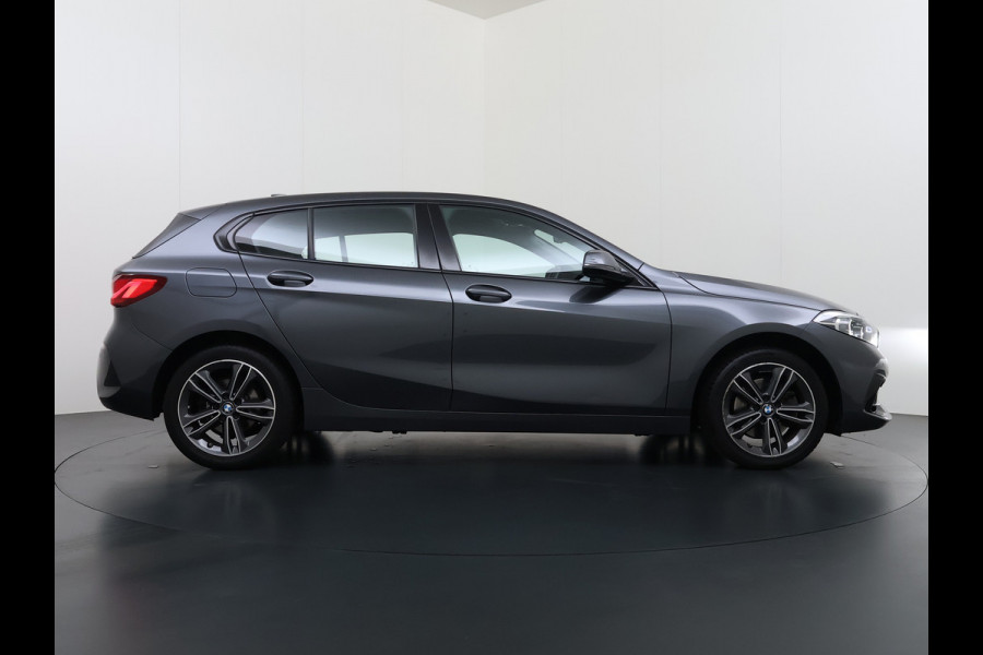 BMW 1-serie 118i AUT-7 Sport Line Apple Carplay Android Navi 1/2 Leer Live cockpit pro Shadow-line Stoelverwarming Ecc Cruise Control Pdc Bu Lmv 17" Led DAB Regen-Lichtsensor Verkeersbord detectie Rijstrooksensor Dealeronderhouden