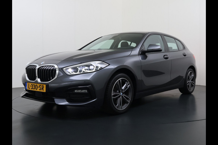 BMW 1-serie 118i AUT-7 Sport Line Apple Carplay Android Navi 1/2 Leer Live cockpit pro Shadow-line Stoelverwarming Ecc Cruise Control Pdc Bu Lmv 17" Led DAB Regen-Lichtsensor Verkeersbord detectie Rijstrooksensor Dealeronderhouden