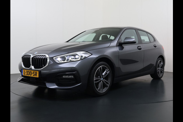 BMW 1-serie 118i AUT-7 Sport Line Apple Carplay Android Navi 1/2 Leer Live cockpit pro Shadow-line Stoelverwarming Ecc Cruise Control Pdc Bu Lmv 17" Led DAB Regen-Lichtsensor Verkeersbord detectie Rijstrooksensor Dealeronderhouden
