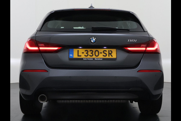 BMW 1-serie 118i AUT-7 Sport Line Apple Carplay Android Navi 1/2 Leer Live cockpit pro Shadow-line Stoelverwarming Ecc Cruise Control Pdc Bu Lmv 17" Led DAB Regen-Lichtsensor Verkeersbord detectie Rijstrooksensor Dealeronderhouden