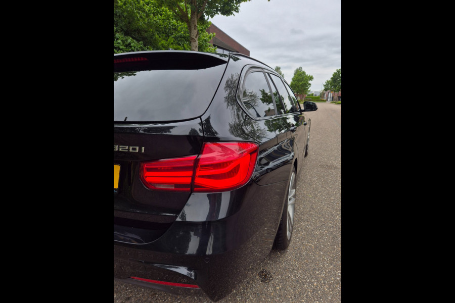 BMW 3 Serie Touring 320i M Sport B48 Apple CarPlay Trekhaak Shadowline GR Navi Touch DAB+ 320i Corporate Lease High Executive