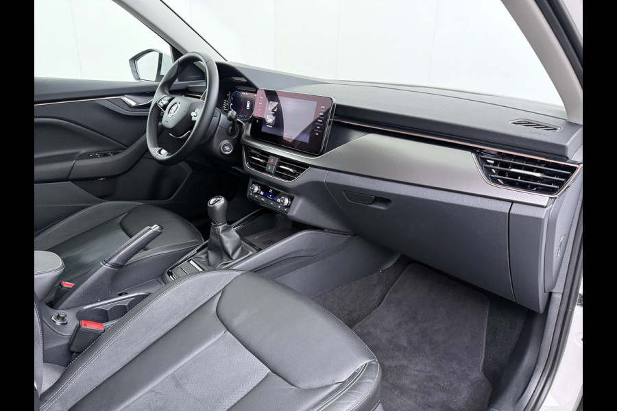 Škoda Kamiq 1.0TSI 1/2 Leder Elek.Stoel+Verwarmd Apple Camera Android Auto Navi Ecc Camera Cruise Control Pdc Business Edition Draadloze Tel.lader Lmv 16" Isofix Voorruitverwarming DAB Led 1e Eigenaar Origineel Nederlandse Auto