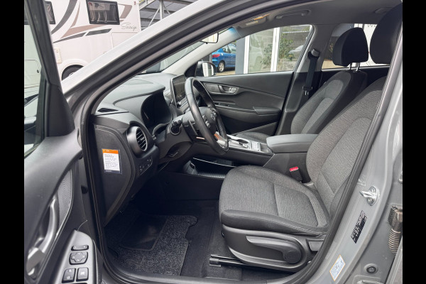 Hyundai Kona EV Comfort Smart 39 kWh | 100% SOH | Trekhaak | Camera | Stoel + Stuurverwarming | Navigatie