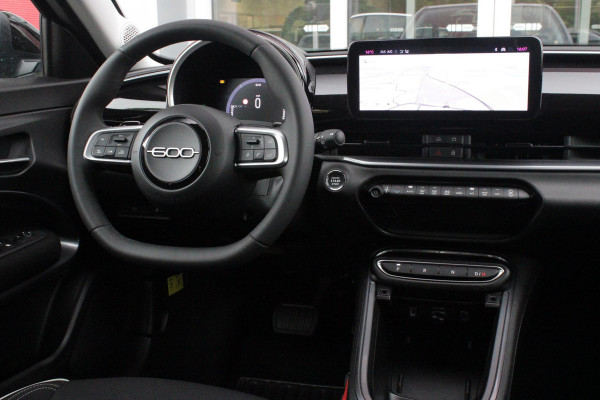 Fiat 600 1.2 Hybrid 110PK AUTOMAAT URBAN | STOEL/VOORRUIT VERWARMING | KEYLESS ENTRY/START | 17" LICHTEMATELN VELGEN | DRAADLOZE TELEFOONLADER | DRAADLOZE APPLE CARPLAY/ANDROID AUTO | NAVIGATIE | DAB+ RADIO | PARKEERSENSOREN VOOR + ACHTER | ACHTERUITRIJ CAMERA | CRUISE CONTROL | LED KOPLAMPEN |