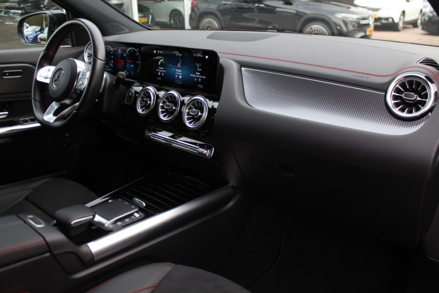 Mercedes-Benz EQA 250 Business Solution AMG 67 kWh / SoH 94,5% / Panoramadak / Camera / CarPlay / 18'' / Stoelverwarming / Dodehoek / DAB / Cruise Control
