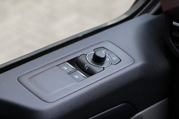 Ford Transit Custom 2.0 TDCI L2H1 170 PK Limited DC | ACC | 360 Camera | Blind Spot | CarPlay | Navigatie | Stoelverwarming | Trekhaak | Spoilerkit | Dubbel Cabine | 5-Zitter | Verlengde fabrieksgarantie tot december 2029