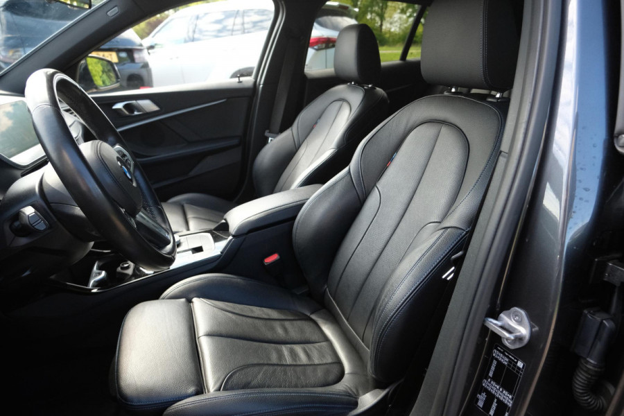 BMW 1-serie 118i Business Edition Plus 136 PK | M -Sport | Lederen Bekleding | Navigatie | Stoelverwarming | Sportstoelen | Virtual Cockpit | Climate Controle