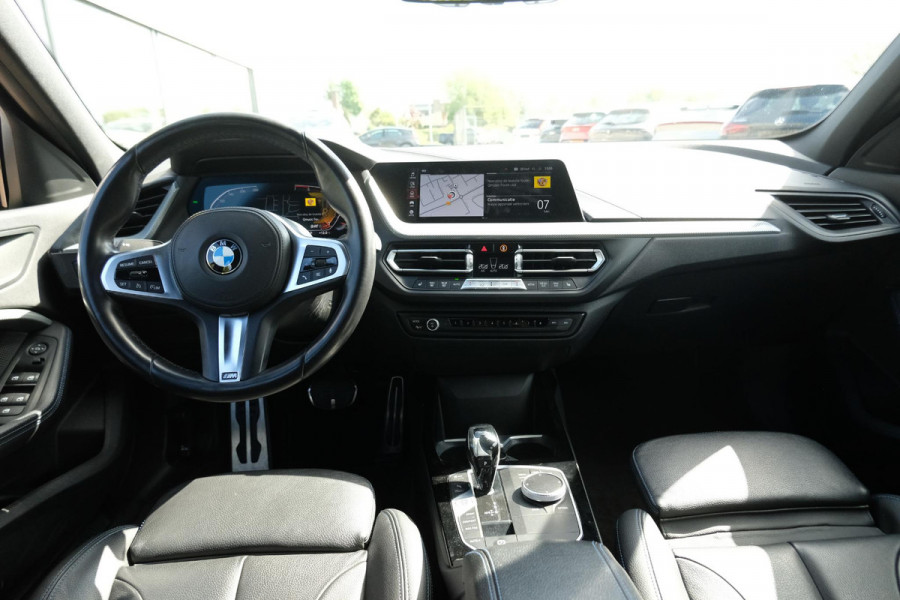 BMW 1-serie 118i Business Edition Plus 136 PK | M -Sport | Lederen Bekleding | Navigatie | Stoelverwarming | Sportstoelen | Virtual Cockpit | Climate Controle