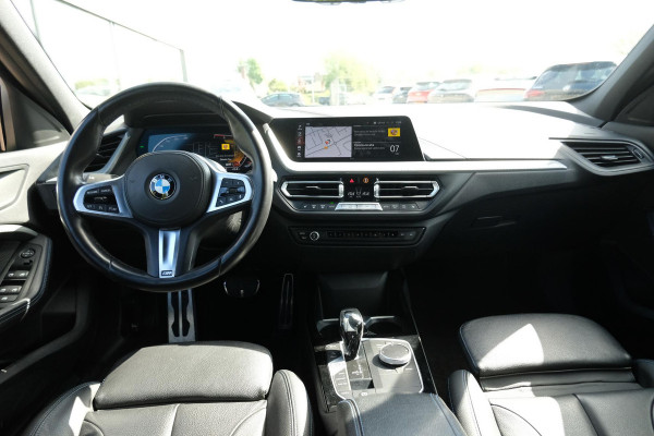 BMW 1-serie 118i Business Edition Plus 136 PK | M -Sport | Lederen Bekleding | Navigatie | Stoelverwarming | Sportstoelen | Virtual Cockpit | Climate Controle