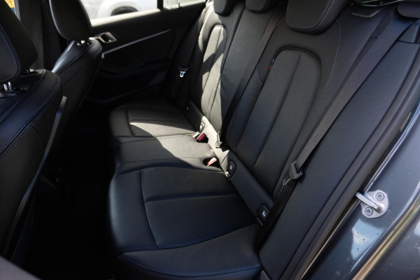 BMW 1-serie 118i Business Edition Plus 136 PK | M -Sport | Lederen Bekleding | Navigatie | Stoelverwarming | Sportstoelen | Virtual Cockpit | Climate Controle