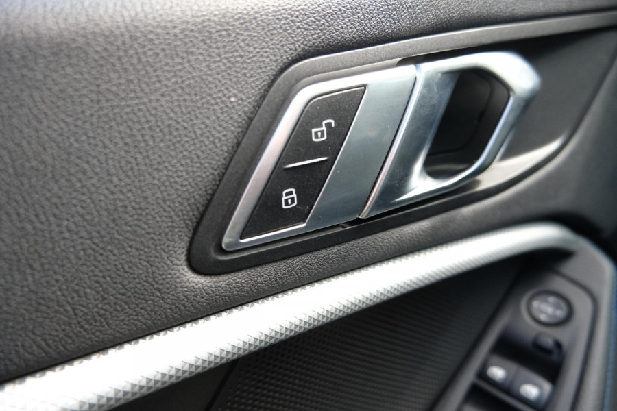 BMW 1-serie 118i Business Edition Plus 136 PK | M -Sport | Lederen Bekleding | Navigatie | Stoelverwarming | Sportstoelen | Virtual Cockpit | Climate Controle