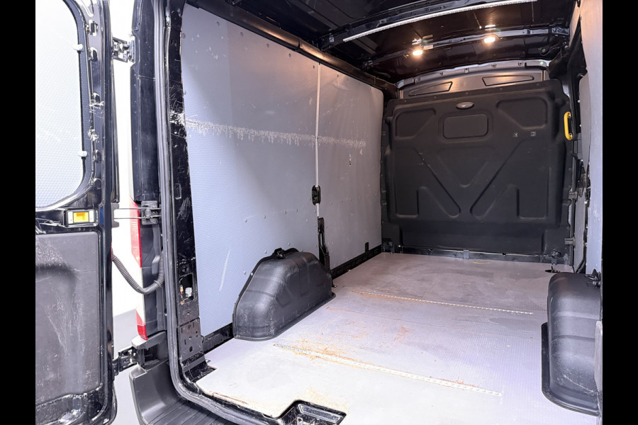 Ford Transit 310 2.0 TDCI L2H2 3-Persoons Camera Airco Stoelverwarming Elek.Stoel Cruise Control Pdc Lane Assist Trend Betonplex Vloer Wandbetimmering Schuifdeur Voorruitverwarming 1e Eigenaar Origineel Nederlandse Bus