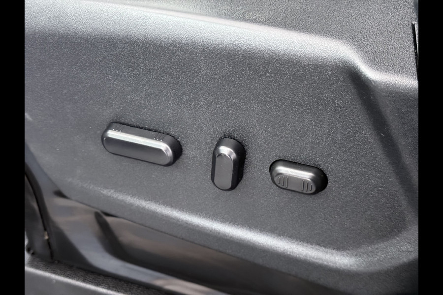 Ford Transit 310 2.0 TDCI L2H2 3-Persoons Camera Airco Stoelverwarming Elek.Stoel Cruise Control Pdc Lane Assist Trend Betonplex Vloer Wandbetimmering Schuifdeur Voorruitverwarming 1e Eigenaar Origineel Nederlandse Bus