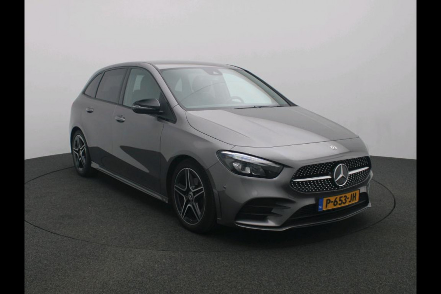 Mercedes-Benz B-Klasse 180 Business Solution AMG AMG Line | Night Pakket | Sfeerverlichting | Achteruitrijcamera | Ledkoplampen | Inclusief 24 maanden Mercedes-Benz Certified garantie voor Europa.