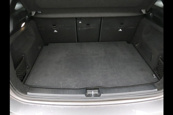 Mercedes-Benz B-Klasse 180 Business Solution AMG AMG Line | Night Pakket | Sfeerverlichting | Achteruitrijcamera | Ledkoplampen | Inclusief 24 maanden Mercedes-Benz Certified garantie voor Europa.