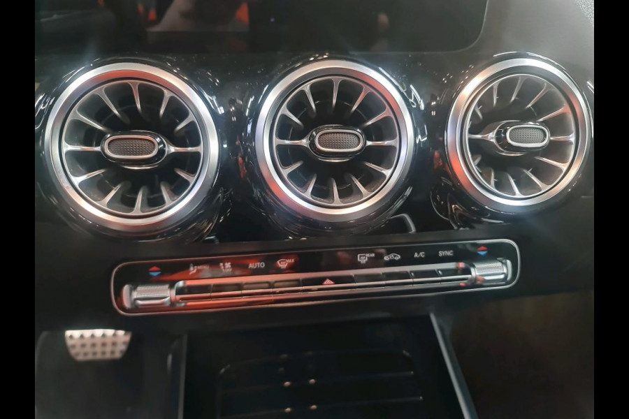 Mercedes-Benz B-Klasse 180 Business Solution AMG AMG Line | Night Pakket | Sfeerverlichting | Achteruitrijcamera | Ledkoplampen | Inclusief 24 maanden Mercedes-Benz Certified garantie voor Europa.