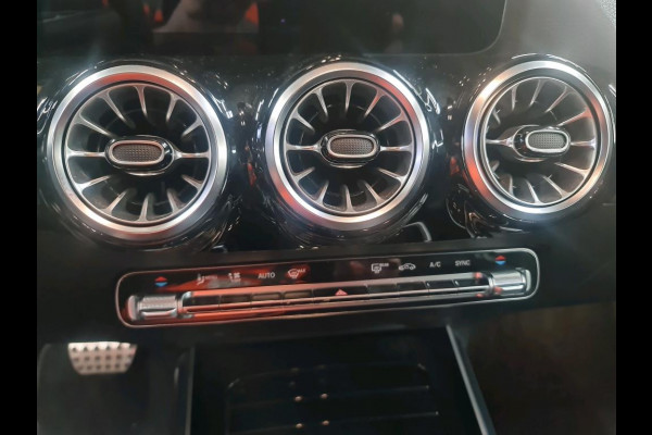 Mercedes-Benz B-Klasse 180 Business Solution AMG AMG Line | Night Pakket | Sfeerverlichting | Achteruitrijcamera | Ledkoplampen | Inclusief 24 maanden Mercedes-Benz Certified garantie voor Europa.