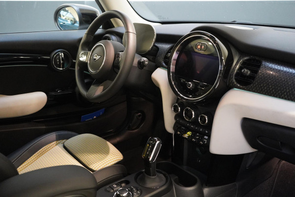 MINI Electric Classic 33 kWh | Zwart optiek | Navigatie | Stoelverwarming | Privacy Glass