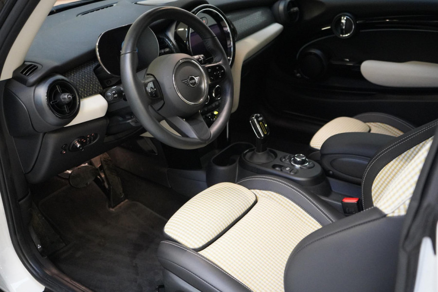 MINI Electric Classic 33 kWh | Zwart optiek | Navigatie | Stoelverwarming | Privacy Glass