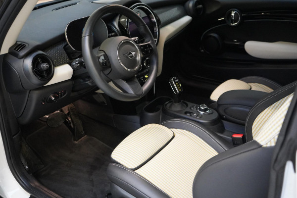 MINI Electric Classic 33 kWh | Zwart optiek | Navigatie | Stoelverwarming | Privacy Glass