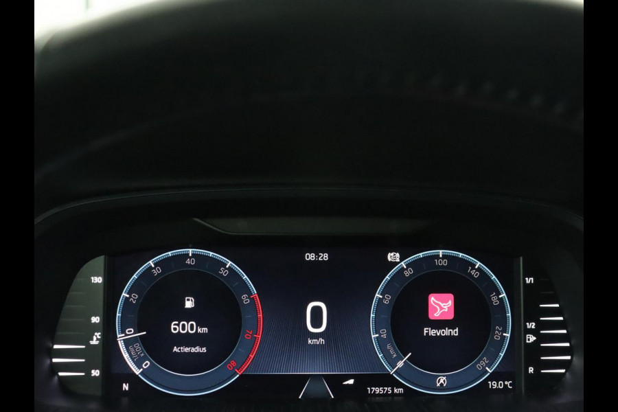 Škoda Octavia 1.0 e-TSI Business Edition | Stoelverwarming | Carplay | Navigatie | Full LED | Digital Cockpit | Cruise control | Parkeerhulp | Climate control | Bluetooth | Getint glas