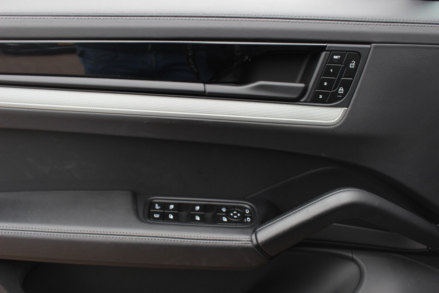 Porsche Cayenne 3.0 S E-Hybrid 519pk / Trekhaak / Panoramadak / 360Camera / Head-up / Achterasbesturing / Bose / 21'' / Luchtvering / Adaptieve Stoelen / Sportdesign+Chrono / Sportuiltaat / Stoelventilatie / Stoelverwarming 4x /