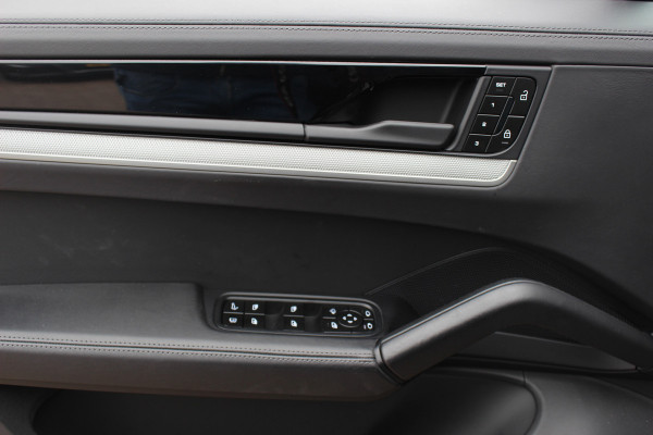 Porsche Cayenne 3.0 S E-Hybrid 519pk / Trekhaak / Panoramadak / 360Camera / Head-up / Achterasbesturing / Bose / 21'' / Luchtvering / Adaptieve Stoelen / Sportdesign+Chrono / Sportuiltaat / Stoelventilatie / Stoelverwarming 4x /